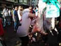 جزارون يرتدون قمصان تحيا مصر خلال ذبح الأضاحي بالإسكندرية (12)
