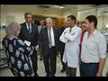 المحافظ يزور المرضي بمستشفى الطور (2)