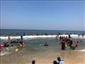 مواطنون يسبحون في شواطئ مصيف بلطيم