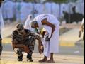 شرطي سعودي يحمل مسنا أرهقه المشي يوم عرفة (3)