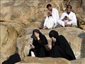 حجاج مسلمون يستخدمون هواتفهم النقالة على جبل عرفات