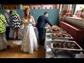 عروسان يطعمان المعازيم من بقايا الطعام بحفل زفافها (4)