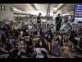 المتظاهرون بمطار هونج كونج                                                                                                                                                                              