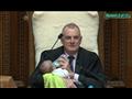 رئيس البرلمان النيوزيلندى يرضع طفلا خلال الجلسة العامة (2)