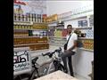 عبد السلام خلال جلب مواد غذائية لتوصيله على دراجته للمنازل