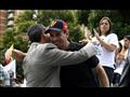 المعارض الفنزويلي خوان غوايدو يعانق الحاكم السابق 