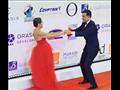 أحمد داوود وزوجته يرقصان على السجادة الحمراء