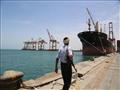 ميليشيات الحوثي تعطل دخول السفن إلى ميناء الحديدة