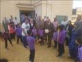 صقر يشارك طلاب مدرسة مصطفى مشرفة لعب الكرة 