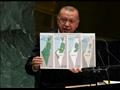 الرئيس التركي رجب طيب أردوغان يحمل خريطة فلسطين ال