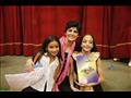 هالة توكل مخرجة المسرحية وإلى اليمين منها ابنتها فيروز واليسار إحدى أطفال المسرحية