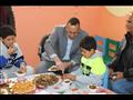 محافظ شمال سيناء يتناول الغداء مع أطفال دار رعاية الأيتام
