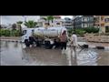 سيارات الكسح تسحب مياه الأمطار من شوارع مصيف بلطيم