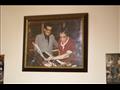صورة له مع بليغ حمدي بالفوتوشوب يضعها في منزله