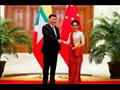 الرئيس الصيني شي جينبينغ يصافح أونغ سان سو تشي في 