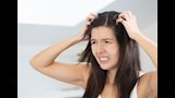ما أسباب حكة فروة الرأس؟