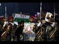 عسكريون إيرانيون يحملون نعش الجنرال قاسم سليماني ب