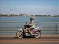 سيدة تقود دراجة بخارية في ''باماكو'' عاصمة مالي