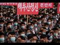 آلاف الكوريين الشماليين، يضعون جميعهم كمامة، في سا