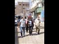 محافظ دمياط تتفقد رصف مدخل قرية العنانية 