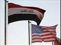العلمان العراقي والأمريكي أمام فندق في بغداد