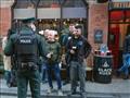 شرطي مع رواد أحد المقاهي في بلفاست في إيرلندا الشم