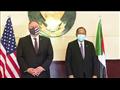 وزير الخارجية الأمريكي مع رئيس الوزراء السوداني عب