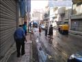 إصلاح ماسورة مياه انفجرت في شارع المدارس بالشرقية