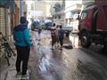 إصلاح ماسورة مياه انفجرت في شارع المدارس بالشرقية
