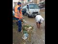 عمال الصرف الصحي خلال التعامل مع مياه الأمطار المتراكمة