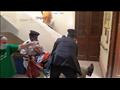 الشرطة تساعد كبار السن للإدلاء بأصواتهم بلجان النواب في أسيوط