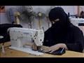 سيدة يمنية تصنعن الكمامات