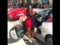 رانيا يوسف بالأحمر أمام سيارتها (1)