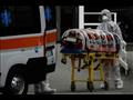 موظفون صحيون يصلون بسيارة إسعاف في نابولي تقل مريض