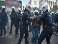 شرطة مكافحة الشغب توقف متظاهرًا في أثينا 