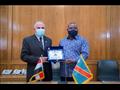 وزير الري يهدي مع وزير البيئة الكونغولي درع الوزار