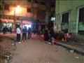 سكان العقار المائل بالإسكندرية ينتظرون بالشارع بعد إخلائه (2)