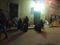سكان العقار المائل بالإسكندرية ينتظرون بالشارع بعد إخلائه (1)