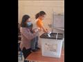 طفلة تضع صوت والدتها بصندوق الأنتخابات بقرية سنهور بالفيوم