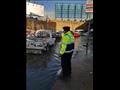 رجال الشرطة يواصلون مساعدة المواطنين لمواجهة الطقس 