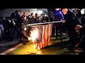محتج يشعل النيران في علم أمريكي خلال احتجاجات في أوريجون