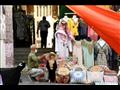 بائع أمام متجره في سوق ديرة في دبي