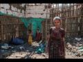 امرأة تقف أمام ما تبقى من منزلها في قرية بيسوبر في