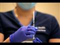 ممرضة تستعدّ لإعطاء حقنة من اللقاح المضاد