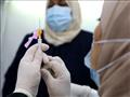 ممرضة تستعد لتقديم اللقاح في الكويت
