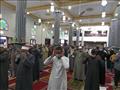 المصلين في المسجد بعد افتتاحه