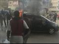 سائق يشعل النيران بسيارة داخلها سيدة