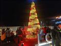 مواطنون يحتفلون حول أشجار الكريسماس في بورسعيد