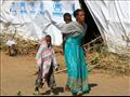 لاجئة إثيوبية مع طفليها في مخيم أم راكوبة في السود