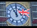 العلم البريطاني يرفرف أمام ساعة بيغ بن الشهيرة في 
